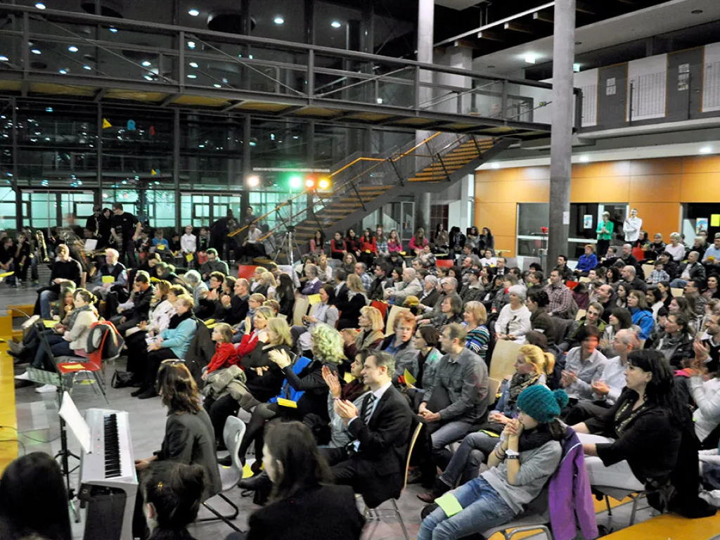 Blick von oben auf das volle Foyer.